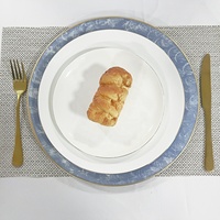 Assiettes de présentation de luxe en plastique texturé effet marbre bleu, bord doré, pour mariage, 100 pièces, logo personnalisé, décoration événementielle
