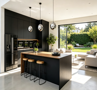 Meubles de cuisine modernes noirs mats sans poignées avec accents en bois chaud et îlot intégré pour résidences haut de gamme