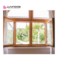 Fenêtre moderne en aluminium et verre à ouverture basculante et à rotation avec revêtement en bois, insonorisée et isolante thermique