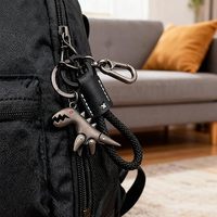 Breloque en alliage d'aluminium haut de gamme et mignonne à l'effigie d'un dinosaure de dessin animé, assortie à un bracelet tressé à la main, un porte-clés dinosaure pour sac à dos et étui de téléphone