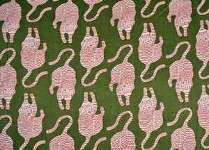 Bolso de mano acolchado de algodón hecho a mano con arte floral en bloques, perfecto para las tareas diarias, uso en la oficina, viajes y transporte consciente. - Product Image 4