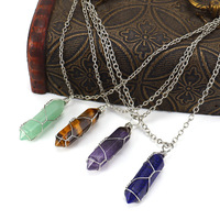 Collier pendentif en argent avec pierres naturelles améthyste, quartz rose, agate, enroulées de fil, à double terminaison, en forme de colonne hexagonale et de balle