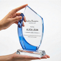 Maßgefertigte Gravierte Kristall-Trophäe Kristall-Plakette mit Blauem/Rotem/Grünem Akzent Personalisiertes Unternehmens-Anerkennungsgeschenk
