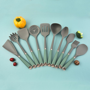 Ensemble de 12 ustensiles de cuisine en silicone avec accents or rose, comprenant spatules, louches et écumoires, avec support de rangement - Product Image 4