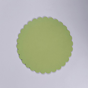 Plateau à gâteau rond à bords festonnés en carton de qualité alimentaire, jetable, vert et rose - Product Image 3