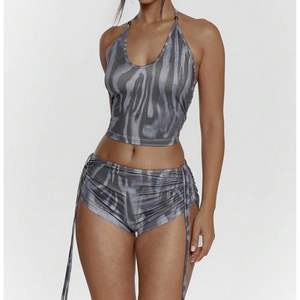 ชุดออกกำลังกายลายม้าลายสำหรับผู้หญิง รุ่นคัสตอม 2026 เสื้อกล้ามแบบผูกคอ กางเกงขาสั้น แห้งเร็ว ผูกเชือก ชุดออกกำลังกาย ผ้าเมมโมรี่ - Product Image 2