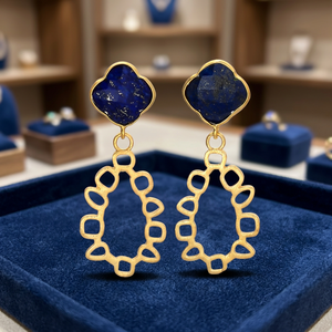 Boucles d'oreilles ethniques unisexes en laiton plaqué or 18 carats avec lapis-lazuli, motif quadrifoliaire et géométrique - Product Image 3
