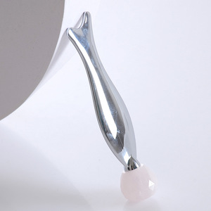 Varita de Masaje Facial de Aleación de Zinc con Forma de Sirena y Rodillo de Cuarzo Rosa, Doble Función y Aplicador de Suero para Ojos, para Masaje Facial - Product Image 5
