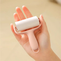 Mini rouleau anti-peluche portable avec boîte de rangement, brosse adhésive réutilisable, brosse anti-poussière et anti-cheveux, rouleau anti-poils d'animaux