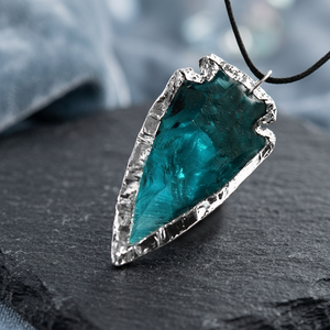 Colgante de Punta de Flecha de Malaquita, Gema Natural Teal de Forma Irregular, Pulido, Bañado en Plata, Hecho a Mano, para la Creación de Collares - Product Image 2