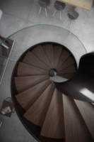 Escalier en colimaçon élégant en acier inoxydable avec marches en chêne