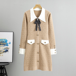 Robe pull en maille pour femme, manches longues, crème et noir, col et poches, style élégant, collection Printemps 2025 - Product Image 3