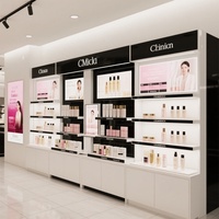 Diseño Interior de Salón de Belleza, Mueble de Exhibición para Tienda de Cuidado de la Piel, Estante con Iluminación LED, Dimensiones Personalizables, Alta Calidad y Durabilidad