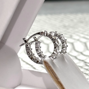 Boucles d'oreilles rondes en moissanite coupe brillante avec boucles d'oreilles créoles au design intemporel en argent 925 bijoux de mariée de mariage fin pour cadeau - Product Image 2