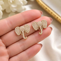 Boucles d'oreilles clous éléphant mignonnes en métal plaqué or avec imitation perle, personnalisées, de la marque Delta Group Label DST, bijoux pour femmes, idéales pour les cadeaux
