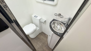 Caravane tout-terrain ECO-19 de 19 pieds 4x4 avec suspension indépendante, lit queen-size et cuisine extérieure - Product Image 6