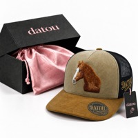 Casquette Trucker Personnalisée Broderie Cheval, Façon Western, Face Avant en Daim, Dos en Maille, Visière Courbée, Boîte Cadeau, Fournisseur en Gros