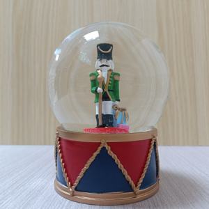 2024 nouveau créatif polyrésine/résine nativité boule à neige boîte à musique société noël <span class=keywords><strong>casse</strong></span>-<span class=keywords><strong>noisette</strong></span> soldats boule à neige - Product Image 1