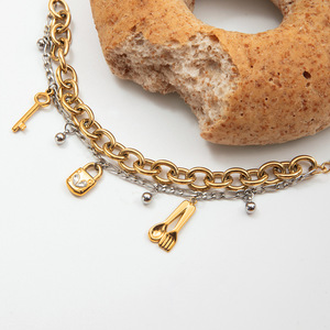 Pulsera Fina con Dijes, Dos Tonos, Oro y Acero Inoxidable, Cierre con Colgante de Corazón y Zirconia, para Uso Diario de Mujer - Product Image 4