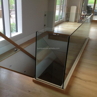 Système de balustrade moderne en acier inoxydable et verre avec panneaux transparents résistants à l'eau pour escalier de villa et zone de balcon