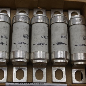 Высокоскоростной предохранитель британского стандарта 80 FE HRC, 80А, 690В переменного тока, тип T - Product Image 1