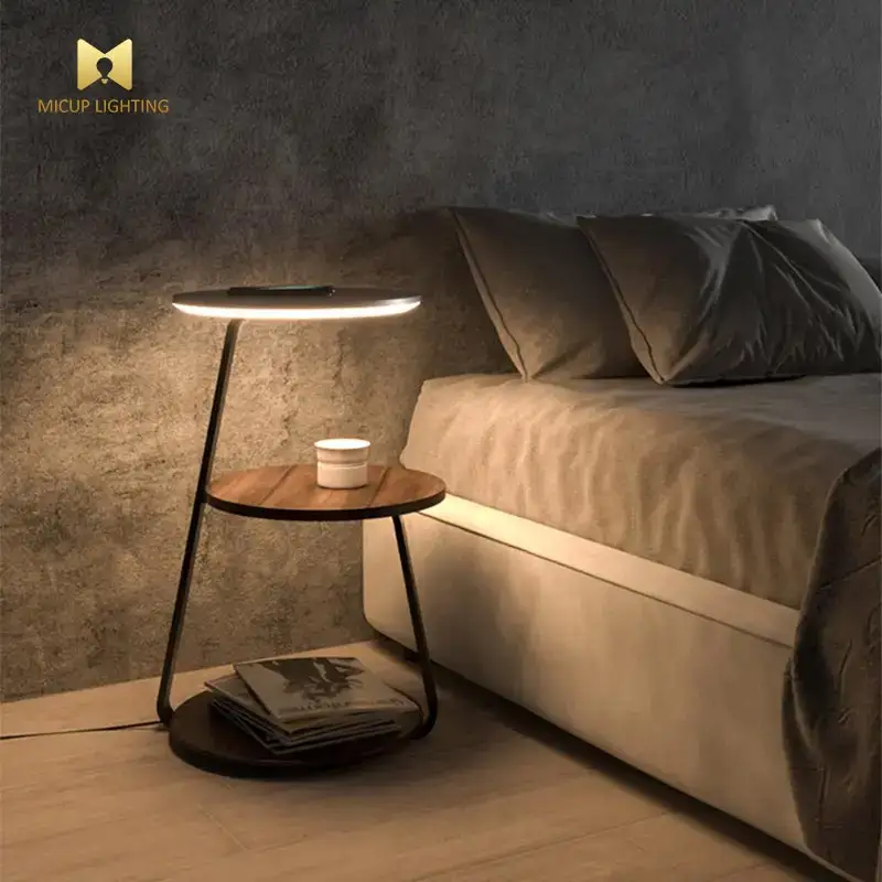 Lampu meja pengisian daya nirkabel cerdas, lampu meja lantai vertikal samping tempat tidur dengan pengisian daya nirkabel