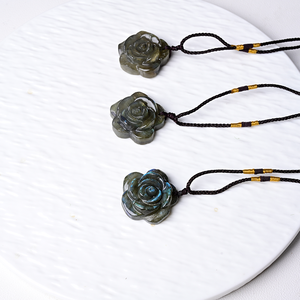 Collier pendentif en labradorite rose sculptée, bijoux bohèmes élégants, idéal pour la Saint-Valentin, pour hommes et femmes - Product Image 5