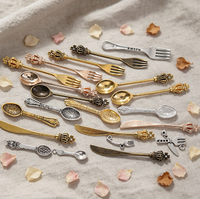 Charmes de couverts rétro miniatures en alliage, design personnalisé, cuillère, fourchette et couteau, pour la personnalisation de bijoux DIY, vente en gros, succès commercial