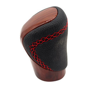 Poignée de levier de vitesses automatique Lexus ESGS en cuir grain de bois avec surpiqûres rouges, design ergonomique - Product Image 1