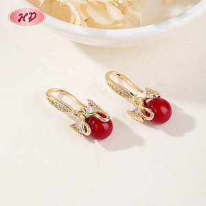 Pendientes de Aro con Lazo de Perlas Rojas Festivas y Circonitas, Chapados en Oro de 18K, de Latón, Joyería Clásica Unisex - Product Image 6