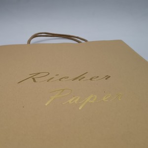 ถุงกระดาษอาร์ตพิมพ์ลายหรูหราแบบกำหนดเอง พร้อมหูหิ้วริบบิ้น เคลือบลามิเนต พิมพ์ดิจิทัลและออฟเซ็ต รีไซเคิลได้ สำหรับใส่ของกลับบ้านหรือช้อปปิ้ง - Product Image 3