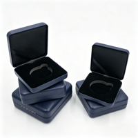 Boîte à bijoux carrée en cuir PU, logo personnalisé, bleu marine, boîte d'emballage cadeau pour pièces de monnaie, pendentifs, bagues, colliers, étui de rangement pour bijoux