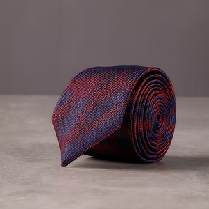 Tela de poliéster jacquard con microcintas a cuadros en rojo y azul marino para accesorios de moda de lujo como corbatas. - Product Image 3