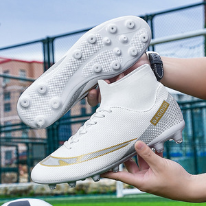Chaussures de sport montantes personnalisées en gros, chaussures de football tendance avec empeignes en PU pour hommes et femmes, design antidérapant et respirant - Product Image 1
