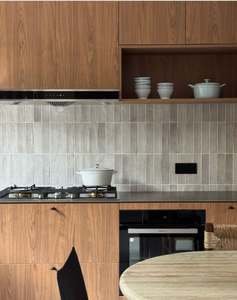 Cocina Moderna de Nogal: Lámpara Colgante Texturizada, Electrodomésticos Integrados, Maximizando Tanto la Elegancia como la Practicidad - Product Image 2