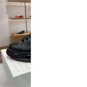 Vente en gros de baskets à semelle épaisse avec coussin d'air entièrement noires, chaussures plateforme en cuir avec logo personnalisé pour hommes et femmes - Product Image 1