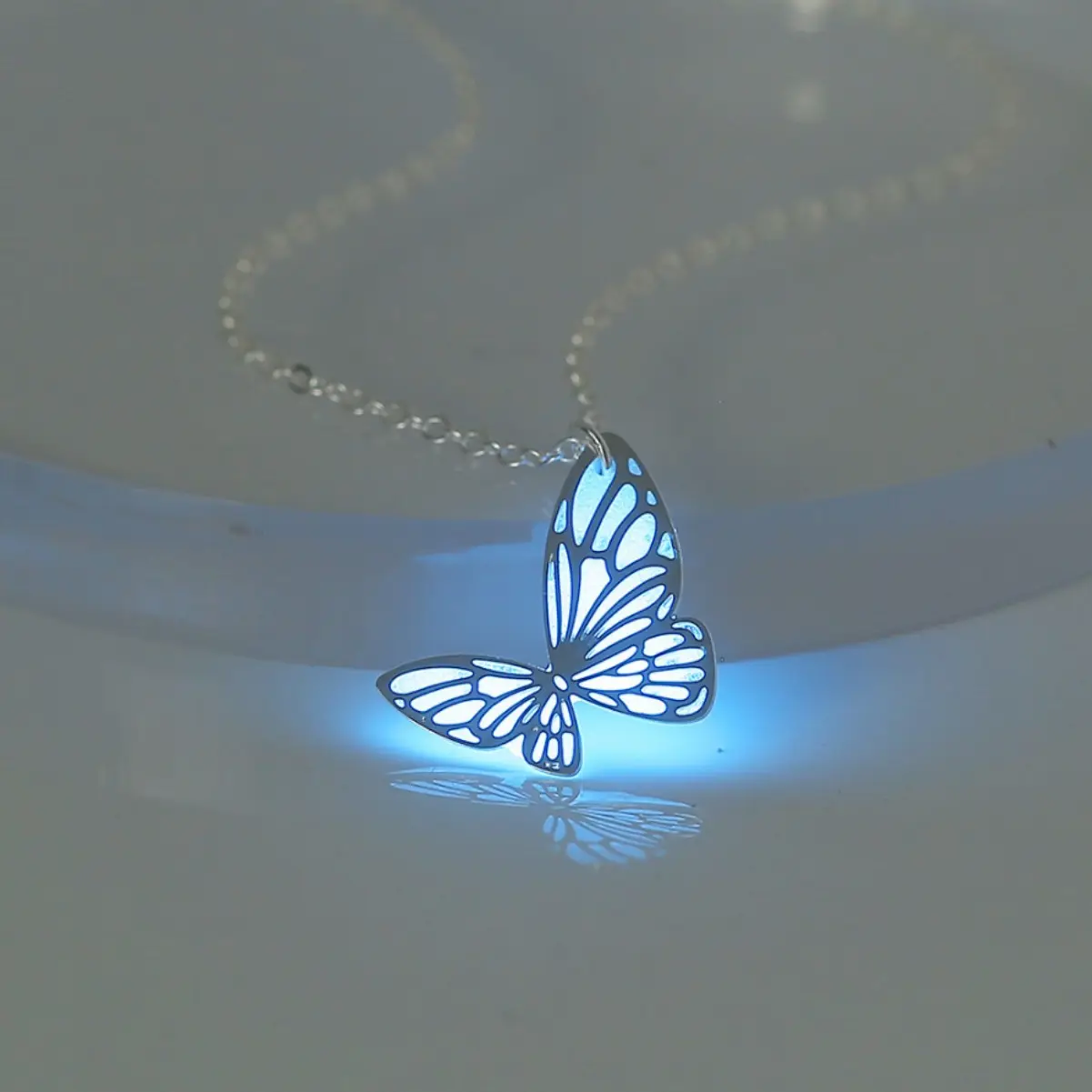 Luminous Butterfly Charm Clavicle Chain Halskette für Frauen Multi color Luminous Glow in the Dark Schmetterlings kette für Männer