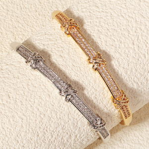 กำไลข้อมือทองชุบ 18K ลายดอกโคลเวอร์ ประดับเพชรซิคอน แฟชั่นสำหรับผู้หญิง ขายส่ง - Product Image 3