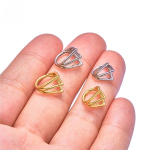 Anneau clicker triple en titane 16G pour piercing de nez, septum, cartilage d'oreille, tragus, hélix – Bijoux pour femme - Product Image 1