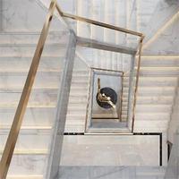 Escalier droit moderne et durable sur mesure, marches en marbre blanc, acier galvanisé, pour appartements