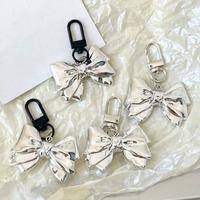 KR006 Porte-clés en métal avec fermoir mousqueton, pendentif nœud métallique brillant, breloque minimaliste et tendance pour sac à dos, pour filles au quotidien