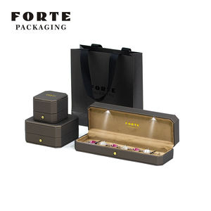 Scatola per Gioielli FORTE Rettangolare in Pelle con Illuminazione LED Personalizzata e Inserto in Plastica - Product Image 3