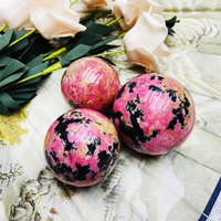 Vente en gros de sphères de cristal de rhodonite rose et noire polies naturelles pour la guérison, la décoration et les cadeaux