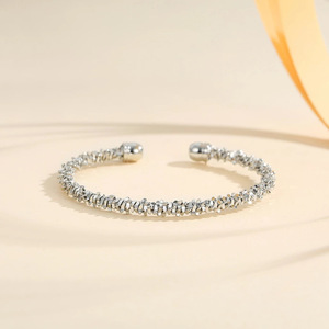Bracciale da Donna di Alta Moda Francese, Design Intrecciato Placcato in Rame, Gioiello di Tendenza - Product Image 3