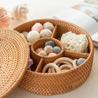 Boîte de rangement ronde classique en rotin, artisanale et écologique, avec un design multifonctionnel pour l'organisation de l'espace et un attrait esthétique