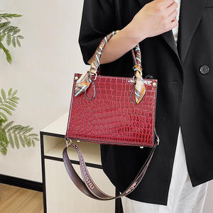 Sacs à main à poignée supérieure avec écharpe Sacs fourre-tout carrés de créateur avec larges bretelles Sacs à main pour femmes - Product Image 3