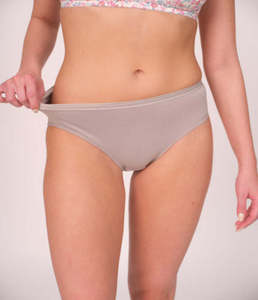 Culotte taille moyenne pour femme, style hipster, en coton doux et respirant, avec élastique extérieur uni, coupe extensible, confortable et décontractée, pour usage intime. - Product Image 1