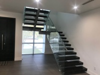 Escalier en tube carré moderne durable et personnalisé avec surface antidérapante, garde-corps en verre pour une utilisation en intérieur dans les hôtels