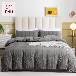 Suministro de comercio exterior transfronterizo: Juego de tres piezas de ropa de cama nórdica de fibra sintética con rayas y textura seersucker para el hogar. - Product Image 1