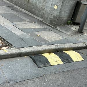 70 मिमी रबर रोड स्पीड बम्प ह्यूपर प्रति आधा मीटर पीला भारी शुल्क गैरेज रिसाइकिल गति बम्प 12 इंच चौड़ाई 15-25mph आउटडोर - Product Image 4